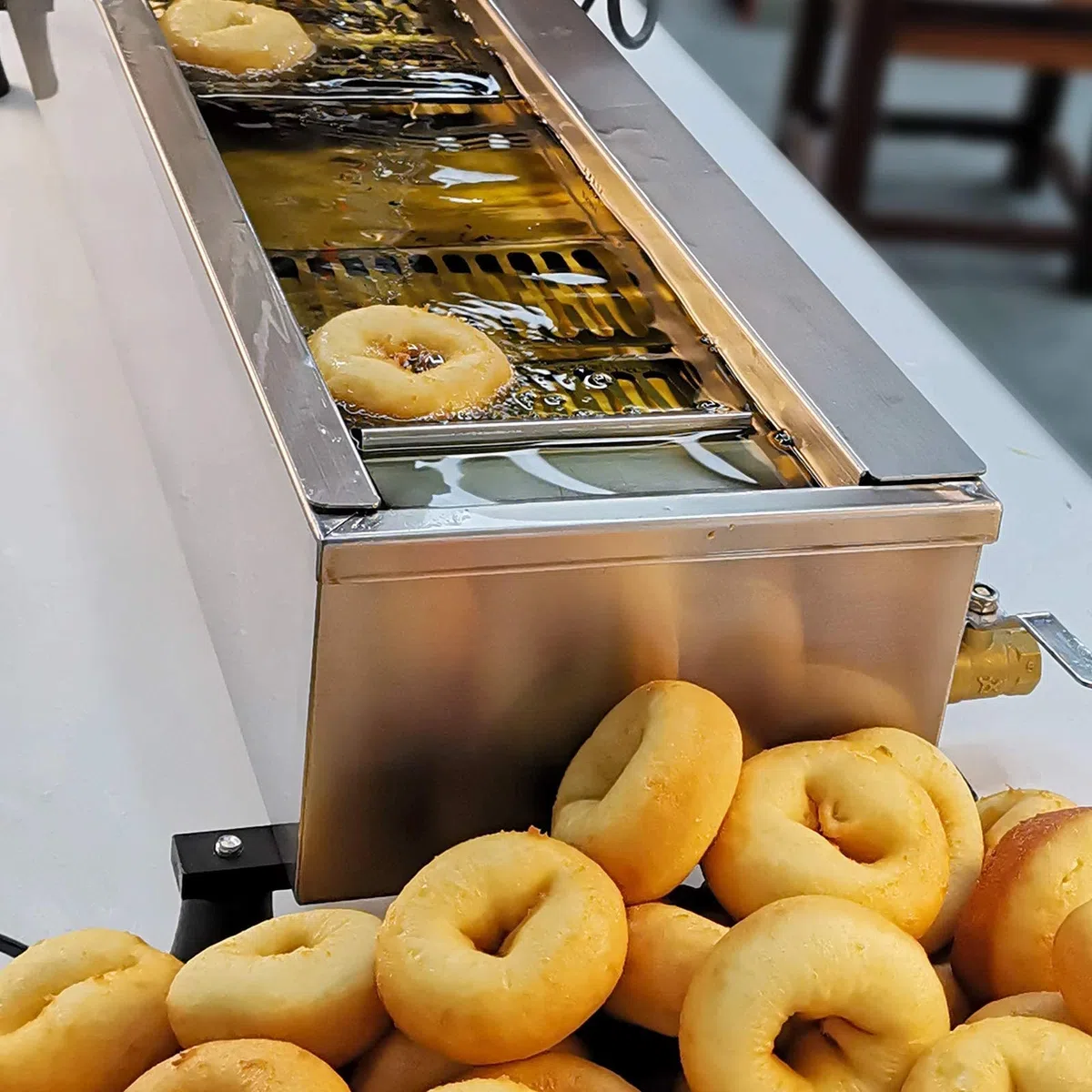 à beignets automatique commerciale, friteuse à beignets à trémie de 7 litres avec 3 moules, acier inoxydable 304, une rangée